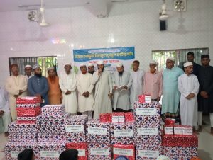 এ সময় অভিভাবকদের হাতেও পুরস্কার তুলে দেওয়া হয়। 