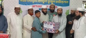 শিশুদের হাতে পুরস্কার তুলে দিচ্ছেন আয়োজকরা 